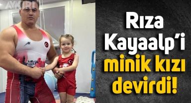 Rıza Kayaalp paylaştı: Minik kızı, dünya şampiyonu babasını devirdi