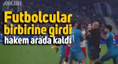 Rusya'daki maçta futbolcular birbirine girdi, hakem arada kaldı