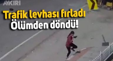 Trafik levhası fırladı, kaldırımda yürürken son anda hayatta kaldı