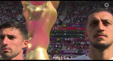 Voria Ghafouri'nin tutuklanmasının ardından, İranlı futbolcuların çoğu rejim marşını okudular