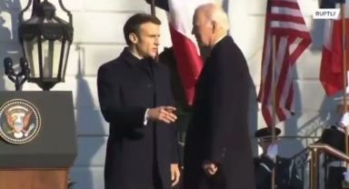 Biden'ın Macron'u ağırladığı görüşmedeki tavırları tartışma konusu oldu