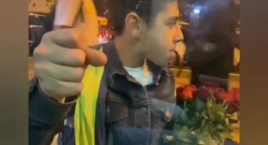  Gül satan çocuk, otobüste oturan çifti böyle rahatsız etti