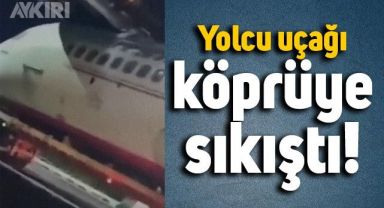 Hindistan'da römorkla taşınan yolcu uçağı, köprüye sıkıştı
