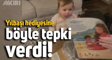 İlk yılbaşı hediyesini alan bebeğin tepkileri