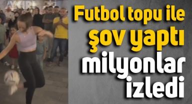 Katar'da futbol topu ile gösteri yapan kadın
