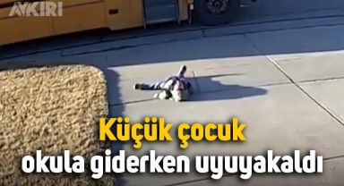 Küçük çocuk, okul servisine binmek üzereyken uyuyakaldı