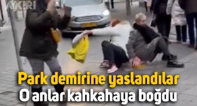Park demirine oturdular, başlarına gelen kahkahaya boğdu