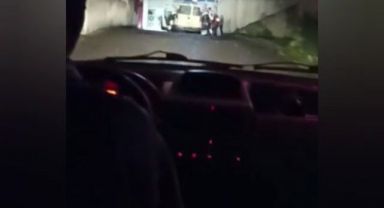 Polis kontrolünden kaçmak isteyen gençler böyle yakalandı