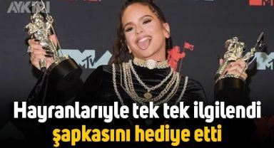 Rosalia hayranlarıyla tek tek ilgilendi, şapkasını hediye etti