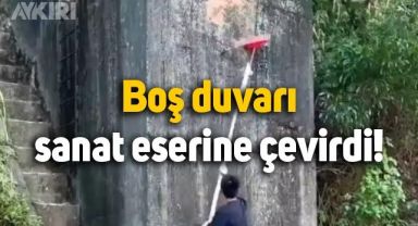 Sokak sanatçısı, boş duvarı sanat eserine çevirdi