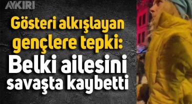 Sokakta gösteri alkışlayan gençlere tepki gösteren kadın