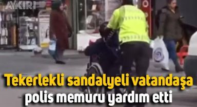 Tekerlekli sandalyeli vatandaşa polis memuru yardım etti