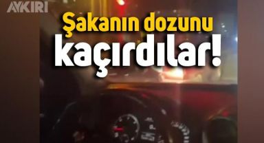 Trafikte yanlarında bulunan aracın içine torpil atan gençler kazaya sebebiyet verdi
