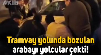Tramvay yolunda bozulan arabayı yolcular kenara çekti