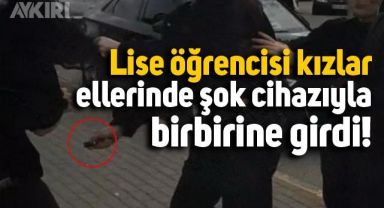 Kocaeli'de lise öğrencisi kızların şok cihazı kullanarak kavga ettiği anlar kamerada