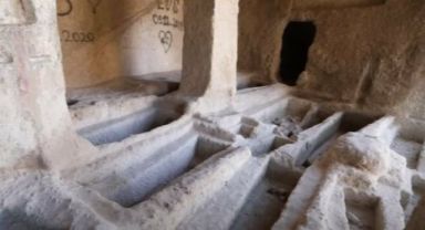 Konya'yı ziyaret eden Alman YouTuber, mağaradaki yazılara isyan etti: 