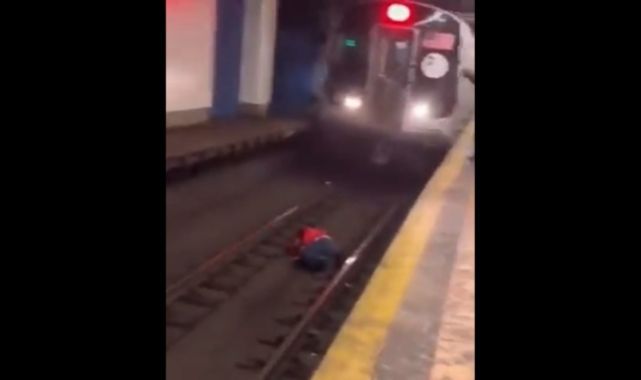Metroda raylara yatan adam makinistin son anda durmasıyla kurtuldu