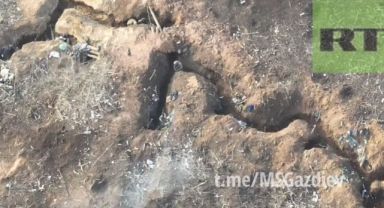 Mevzide sıkıştırılan Ukrayna askeri, Rus asker tarafından böyle etkisiz hale getirildi