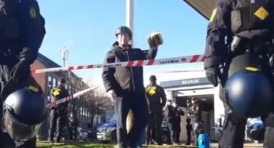 Rasmus Paludan, Danimarka polisinin koruması altında cuma namazı çıkışında Kur'an-ı Kerim yaktı