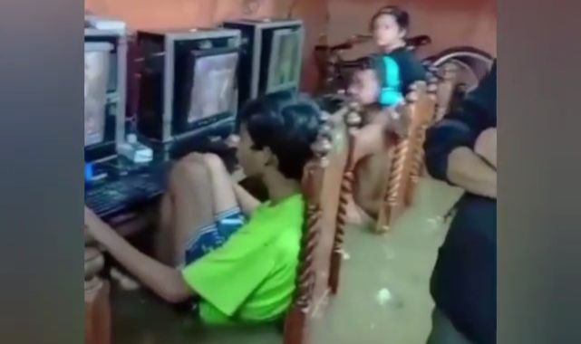 Suların bastığı internet kafede oyun oynamaya devam ettiler