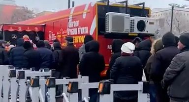 Ankara Büyükşehir Belediyesinin 25 ilçede uygun fiyatlı et satışında, vatandaşlar uzun kuyruk oluşturdu