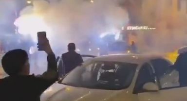 Arkadaşlarının cezaevinden çıkmasını kutlayan bir grup genç ortalığı birbirine kattı