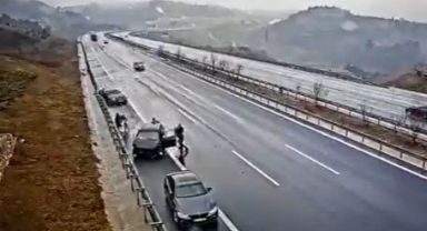 Bursa'da 2 araç kaza yaptı, o anlar güvenlik kameralarına yansıdı: 