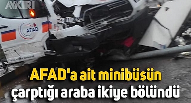 AFAD'a ait minibüsün çarptığı araba ikiye bölündü