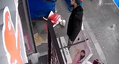İstanbul'da günah olduğu gerekçesiyle cansız mankenleri tekmeledi