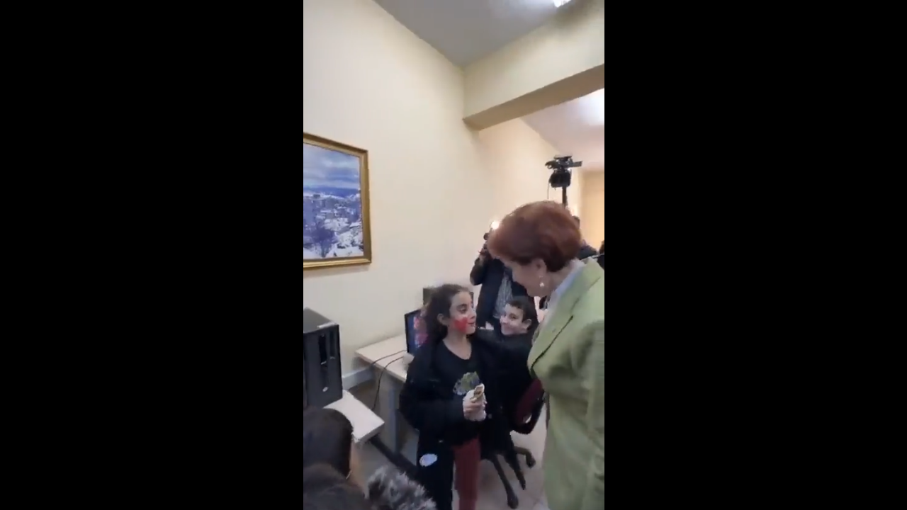 İYİ Parti Genel Başkanı Meral Akşener, depremden etkilenen bir çocukla ebelemece oynadı