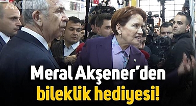 Meral Akşener'den kendisini takip eden kadın gazetecilere jest, hepsine bileklik hediye etti