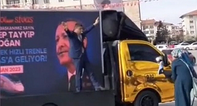 AK Parti'nin seçim aracından çalan dombraya eşlik eden kadının görüntüleri