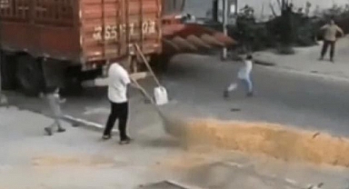 Annesini görünce yola atladı, iş makinesinin altından yara almadan çıktı