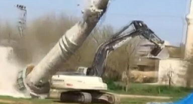 Caminin minaresi kepçenin üzerine düştü, operatör hayatını kaybetti