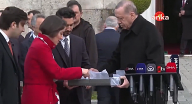 Erdoğan, gazetecilere çikolata ikram etti: