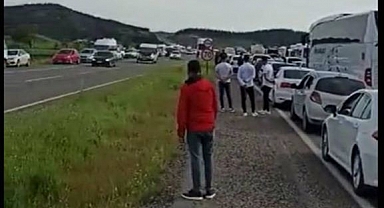Erdoğan geldiği için yol trafiğe kapatıldı, vatandaşlar kornaya basarak protesto etti