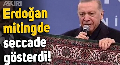 Erdoğan, mitingde seccade gösterdi
