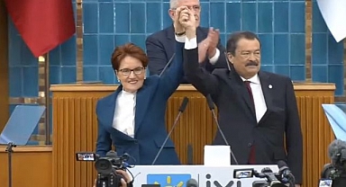 Eski Bakan Lütfullah Kayalar, İYİ Parti'ye katıldı, rozetini Meral Akşener taktı