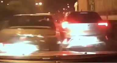 İnsanların canını hiçe sayarak makas atmaya çalışan trafik magandası 2 arabaya çarpıp kaçtı