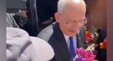 Kemal Kılıçdaroğlu kendisini bekleyen vatandaşları görünce aracını durdurdu, ortaya bu görüntüler çıktı.