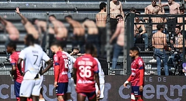 Penaltı atan futbolcunun dikkatini dağıtmak için tribünde pantolonlarını indirdiler