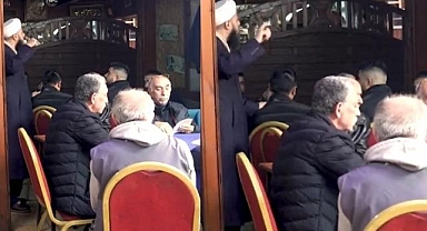Tebliğciler kahveye gitti. Kağıt oynayıp, nargile içen vatandaşlar kafalarını bile çevirmedi