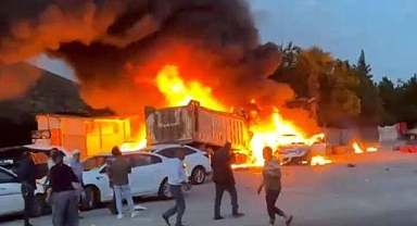 Hatay'da kamyon asker uğurlayan kalabalığın arasına daldı, yangın çıktı: Çok sayıda ölü ve yaralı var