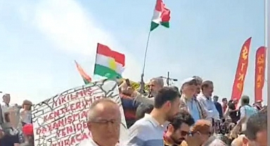 İzmir Gündoğdu'da 1 Mayıs etkinliklerinde skandal: Sözde Kürdistan bayrağı açıldı