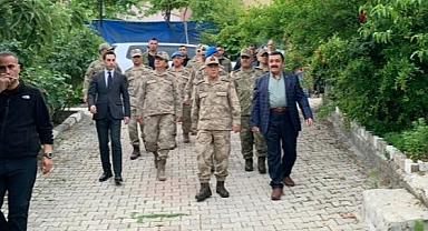 Jandarma Genel Komutanı ve beraberindeki generaller, aşiret lideri Hazım Babat'ı ziyaret etti