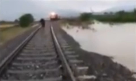 Denizli'de faciadan dönüldü! Selin çökerttiği bölüme yaklaşan tren son anda durduruldu