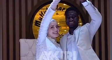 Afrikalı damatlar serisine bir yenisi eklendi; Nikah görüntülerini Çok şükür evlendik. diye paylaştı