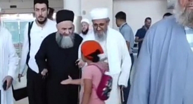 Cübbeli Ahmet'in küçük çocuğun elini havada bıraktığı görüntüler kameraya böyle yansıdı