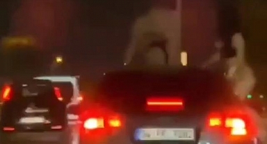 İstanbul'da kıyafetlerini çıkaran 2 kadın akan trafikte aracın üstünde twerk yaptı