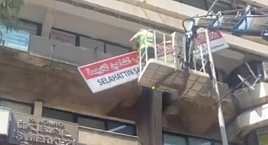 İzmir Basmane'de tüm Arapça tabelalar zabıta ekipleri tarafından söküldü